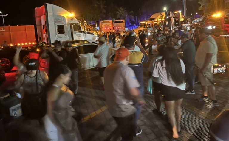 Baile, banda y el claxon, celebran traileros su día en Altata