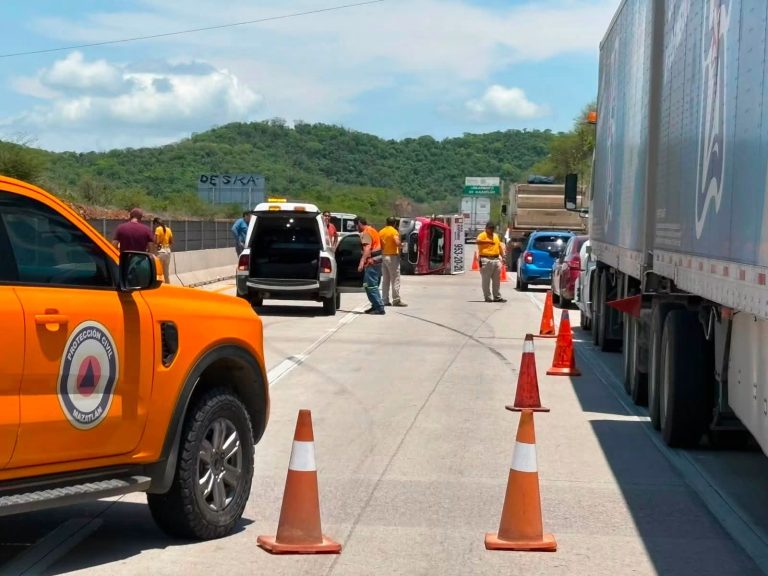 Vuelca camioneta con tanques de gas sobre el libramiento Mazatlán-El Vainillo
