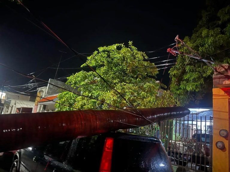 Postes sobre autos, entre los daños por lluvias en Guasave