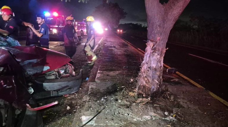 Tres fallecidos tras impacto contra árbol
