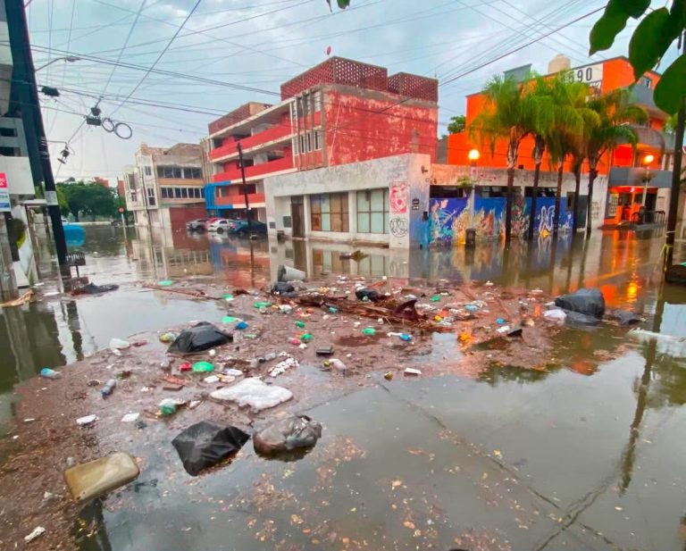 Dejan lluvias inundadas a varias colonias en Mazatlán