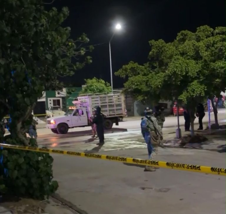 Iban en una camioneta de redilas cuando fueron atacados
