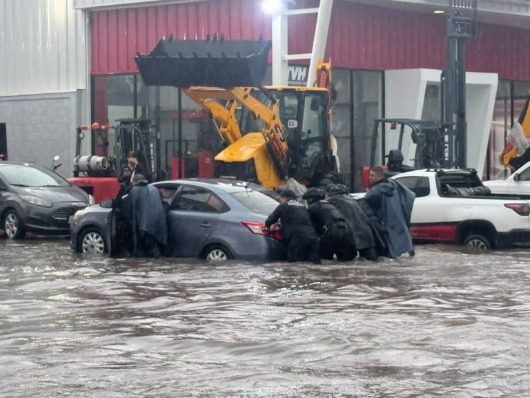 Rescatan a 25 de camiones urbanos arrastrados por arroyos en Culiacán