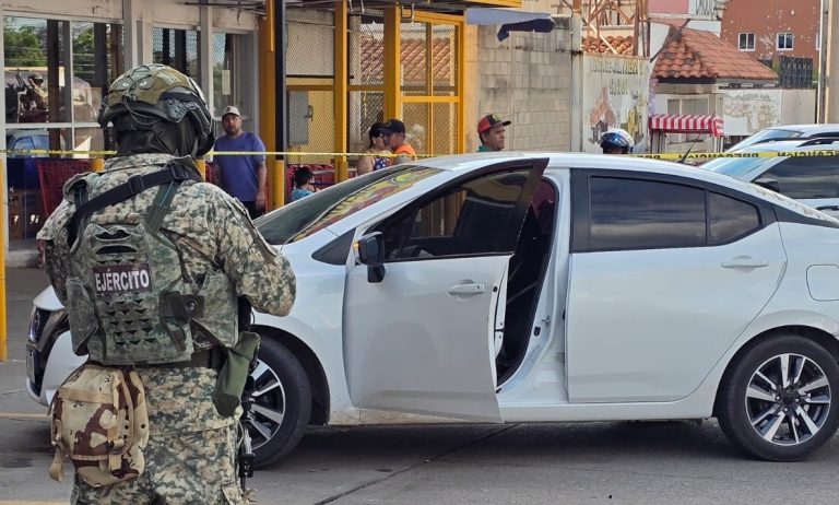 Resulta conductor herido; pareja y dos niños ilesos
