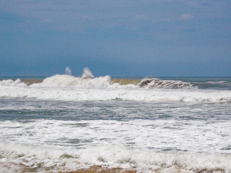 Alcanzan olas hasta 3 metros en Mazatlán