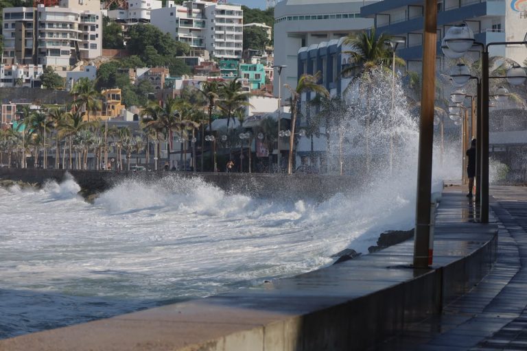 El agua alcanza parte del malecón en Mazatlán