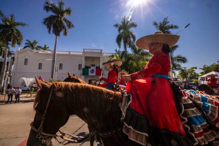 Conmemoran con desfile el 216 aniversario del inicio de Independencia