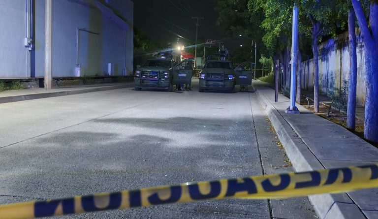 Escucharon varios disparos; había un hombre sobre la banqueta