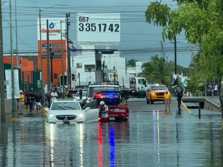 Y dejan autos varados lluvias en el puerto