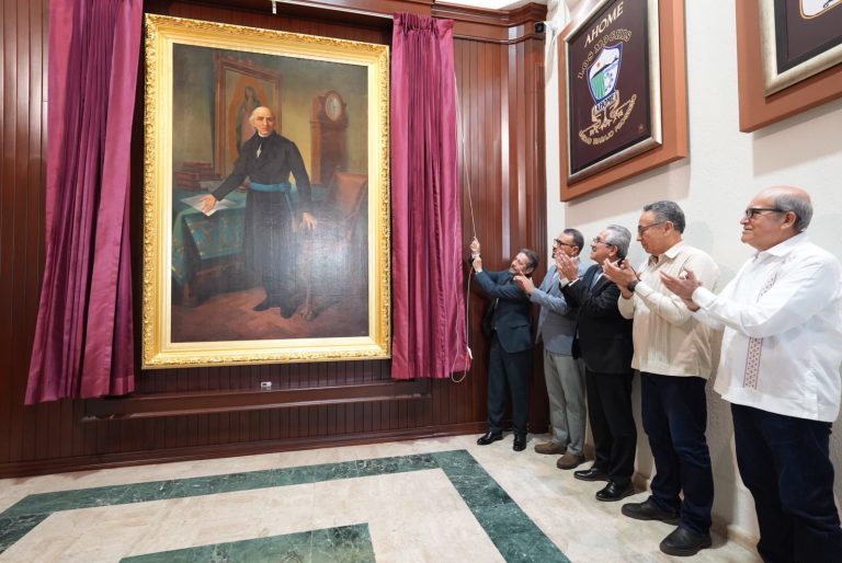Reinstalan pintura de Miguel Hidalgo en vestíbulo del Congreso