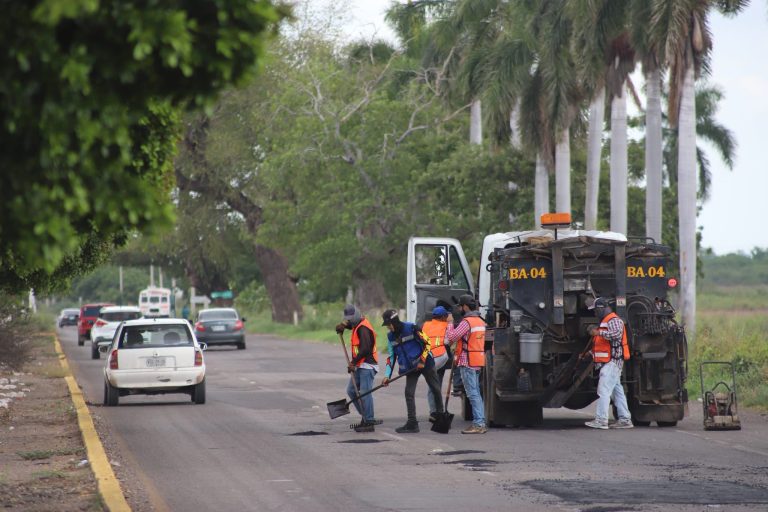 Bachean carreteras en Navolato, ahora van por la Morelos y Almada