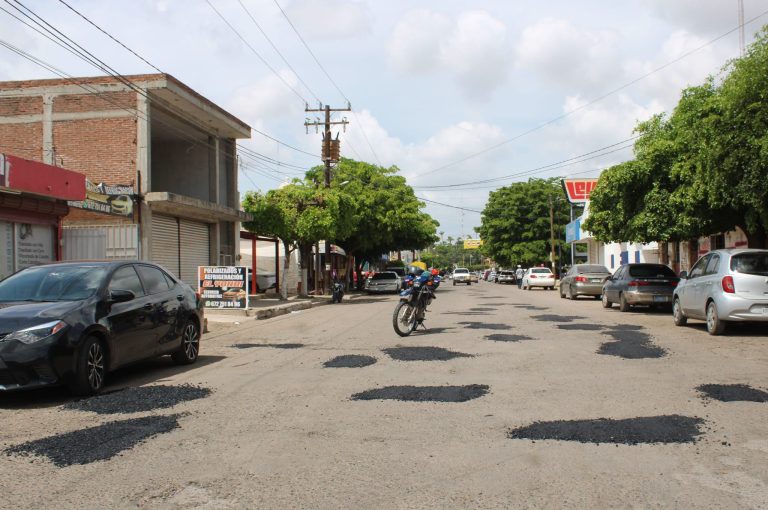 Continúa Navolato bacheo en el Centro