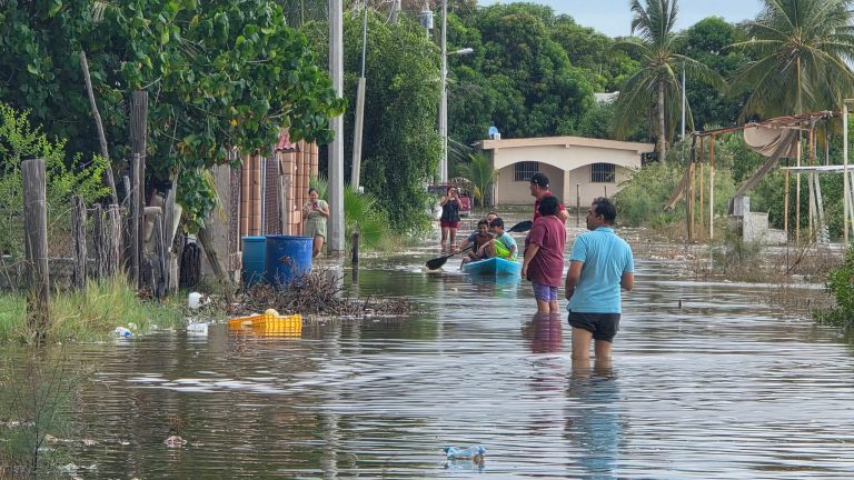 Evacuan a familias en Altata por inundaciones