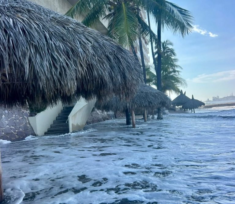 Superan los 3 metros olas en malecón