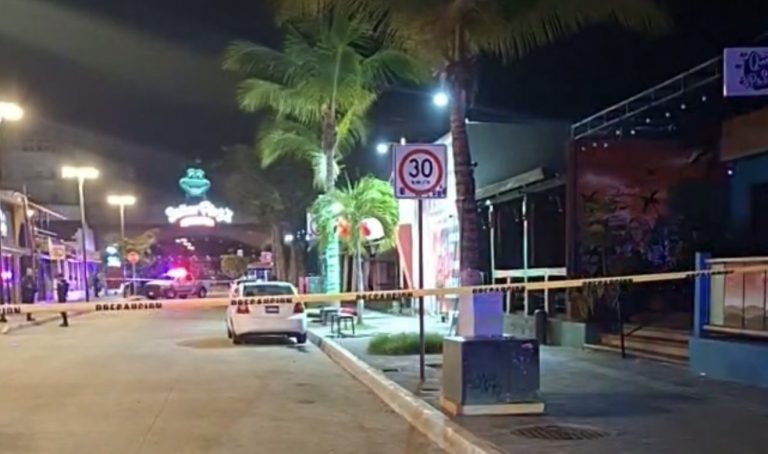 Lo matan afuera de un bar en la zona turística