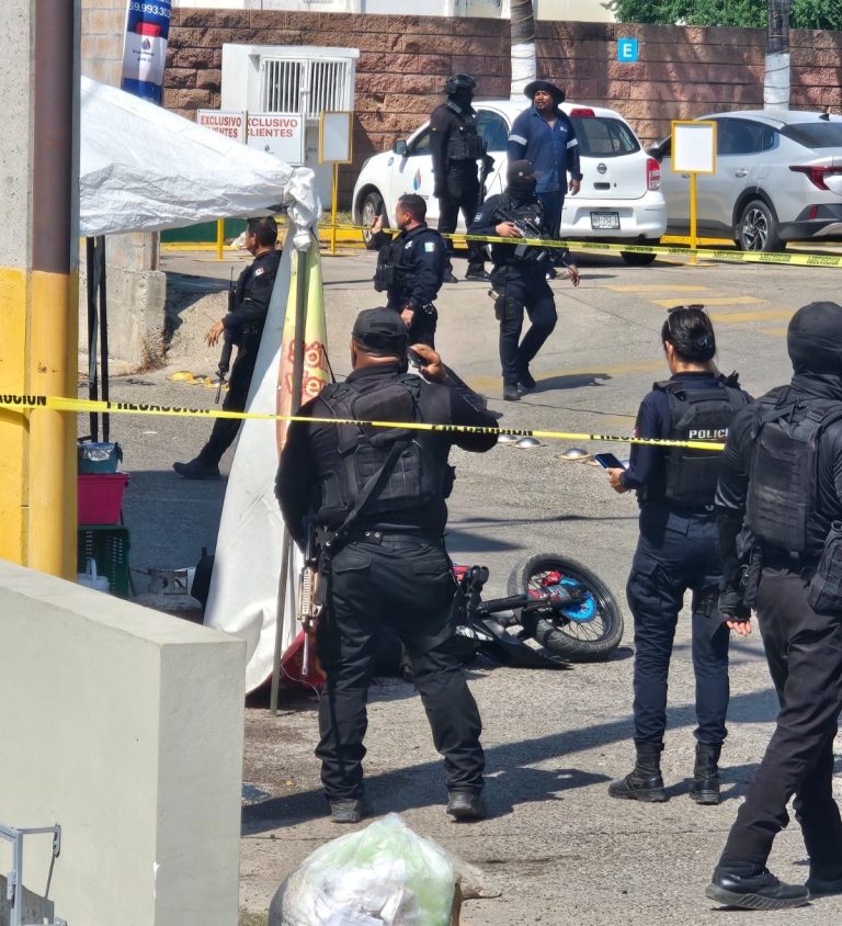 Ejecutan a joven en moto cerca de plaza comercial