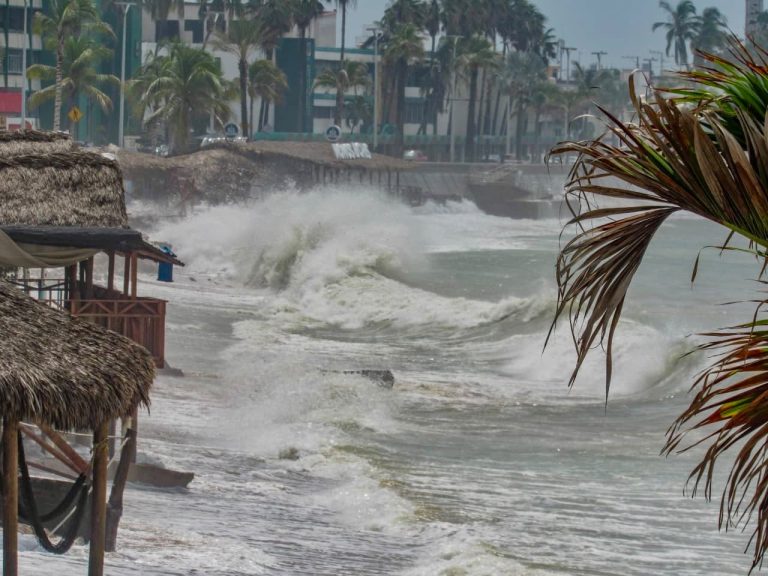 Cerradas playas de Mazatlán por tormenta Rachel