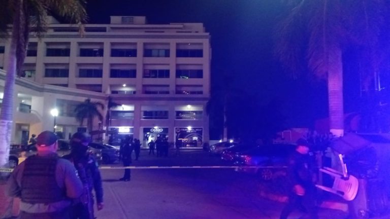 Atentado en plaza: un muerto y mujer herida en Mazatlán