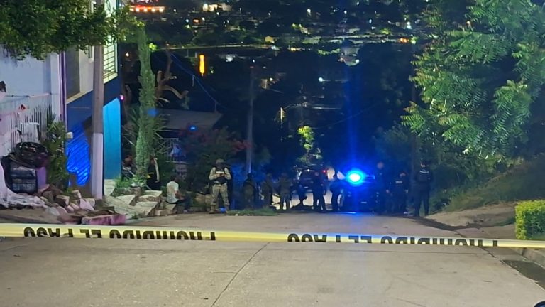 Matan a dos civiles en Mazatlán; uno en una banqueta, otro en una casa
