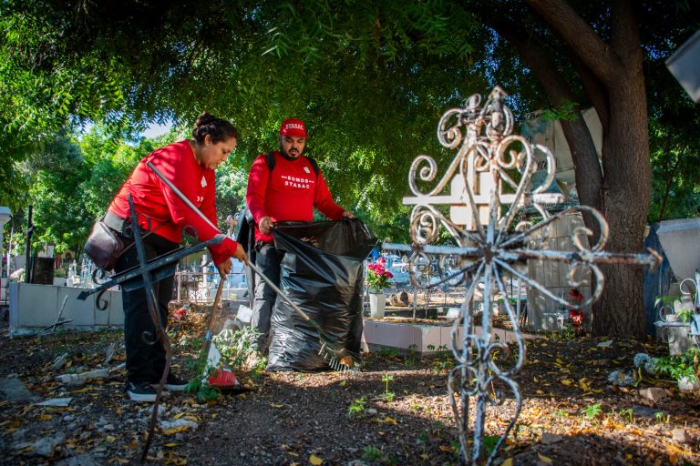 Retiran hasta 15 toneladas de basura en siete panteones