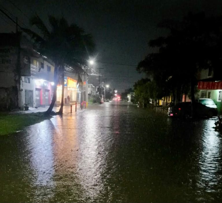 Cierra Mazatlán calles por inundaciones