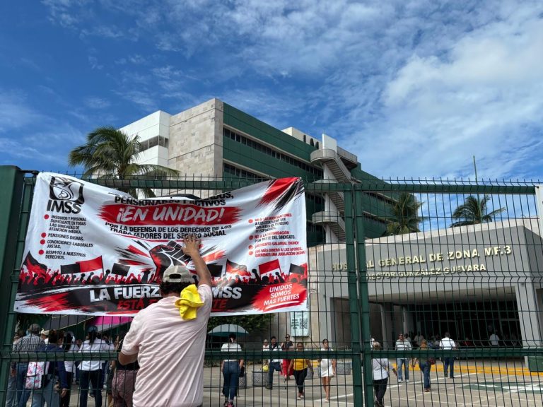 Marchan empleados del IMSS en Mazatlán por falta de medicamentos
