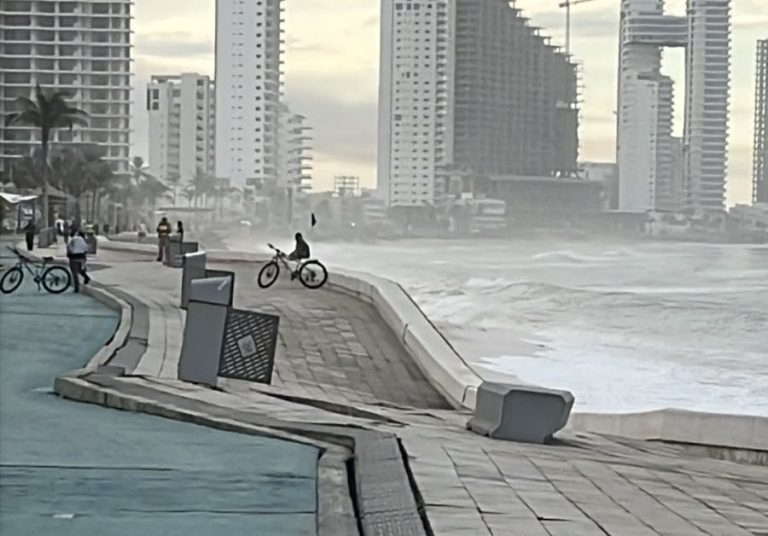 Cierran tramo del malecón de Mazatlán por socavón