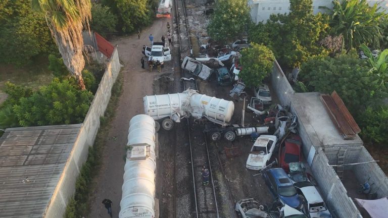 Arrastra tren a pipa por más de un kilómetro en Culiacán