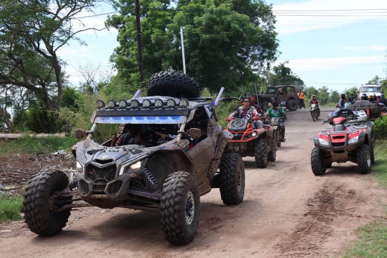 ¡Ruta todo terreno! Más de mil asistentes y 300 autos en el Cruzazo