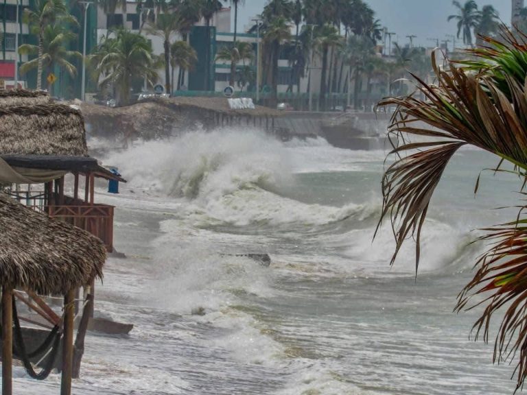 Declara Sinaloa alerta por acercamiento de huracán