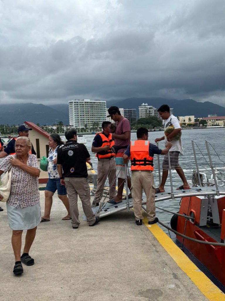 Suspenden actividades y evacuan a casi mil ante impacto de huracán en 4 estados