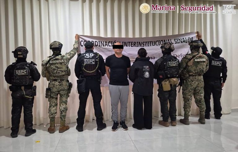 Catean inmuebles en Culiacán y Mazatlán; aseguran armas, dinero y 8 autos