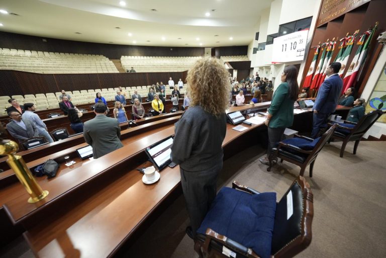 Guardan diputados minuto de silencio  en memoria de Cuauhtémoc Cárdenas