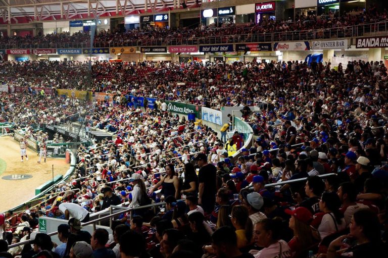 Lleno total en arranque de la temporada del beisbol en Mazatlán