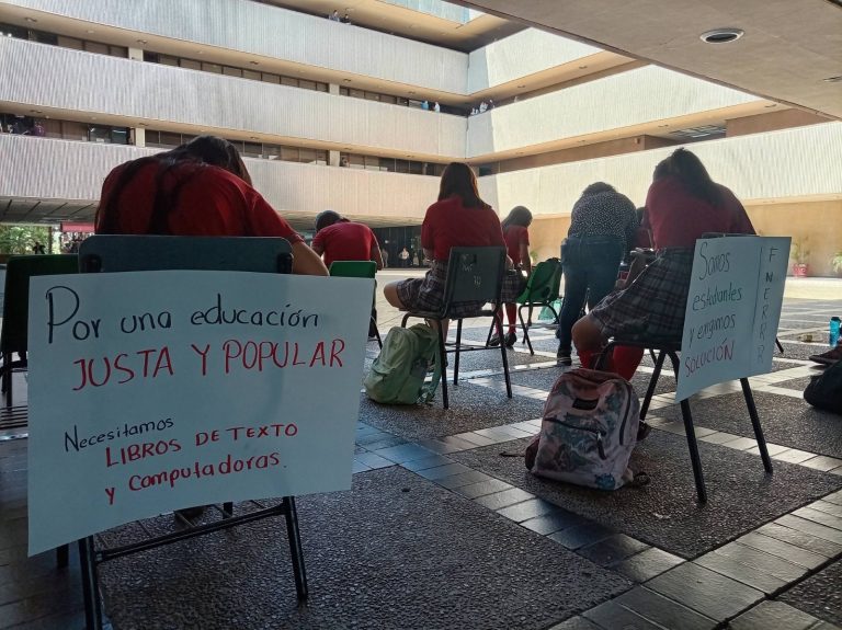Toman estudiantes clases en la explanada de Palacio en protesta